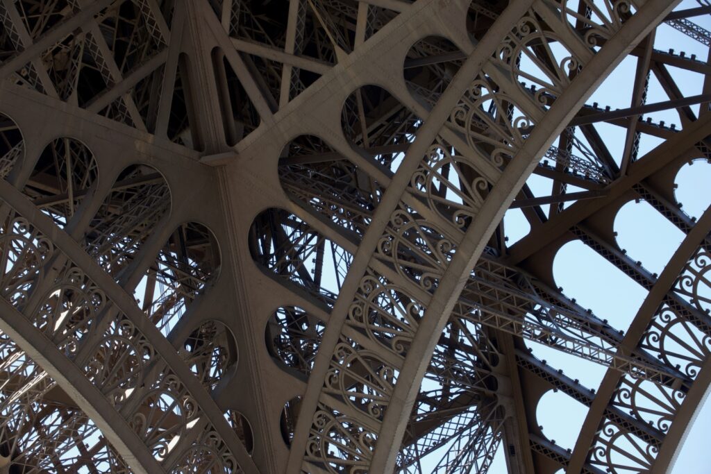 détail architectural de la tour Eiffel