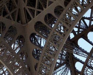 détail architectural de la tour Eiffel